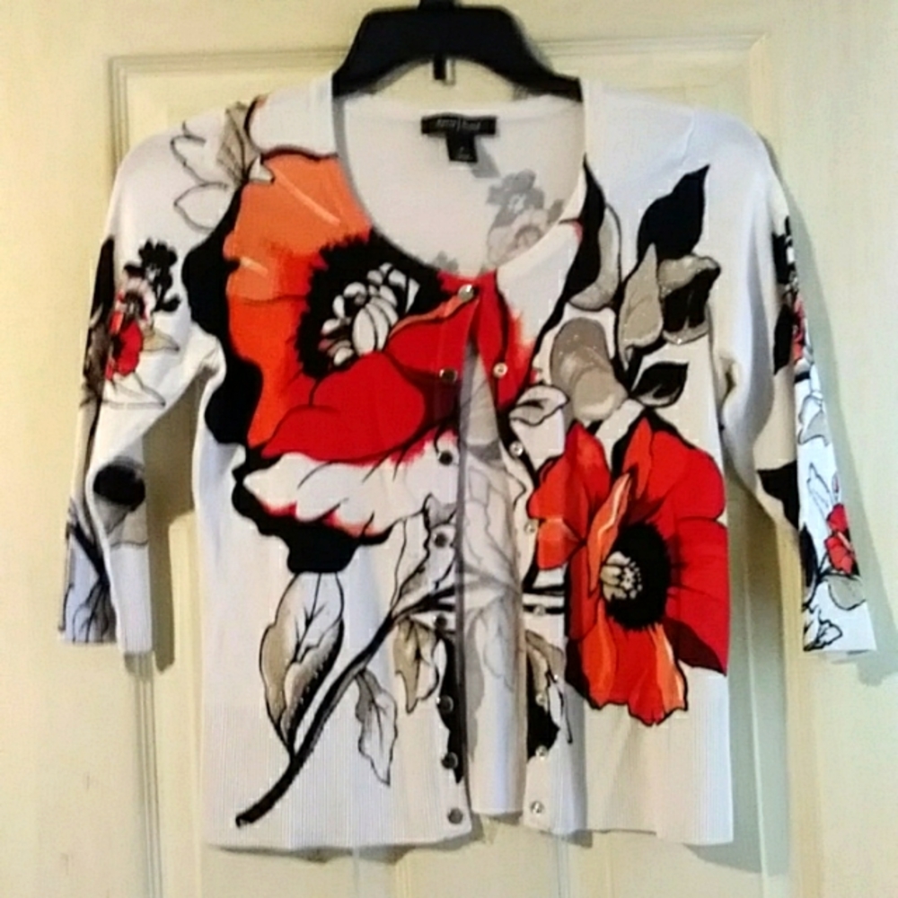 White House / Black Market size small